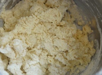 step3: 在枱上灑少許麵粉，放上麵糰，用手輕力將麵糰推成完整麵糰（*不要搓麵糰，要輕力）