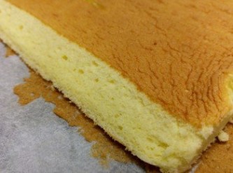 step9: 將蛋糕還原放在另一將牛油紙上， 把短的兩邊斜刀片約一吋 （見圖； 有助蛋糕卷成後較美觀）及裁好兩長邊