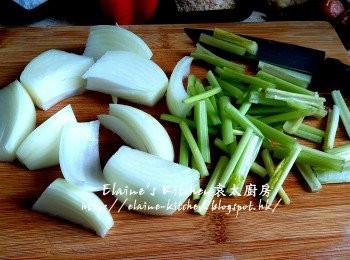 step3: 洋蔥去皮切件 , 芹菜莖切段 , 用水沖一沖洗及瀝乾