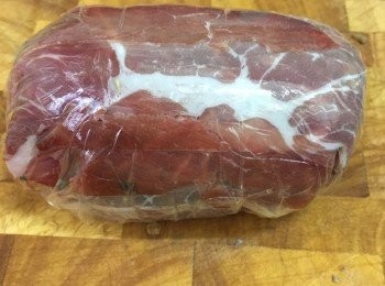 step2: 2)在工作枱上放上保鮮紙, 再在中間位置放上巴馬火腿, 再放上磨姑蓉, 及牛柳包實放入雪櫃冷藏15-20分鐘