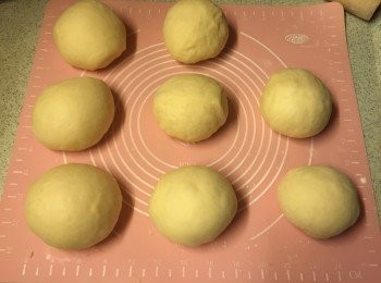 step4: 分割每份大約60-65g, 滾圓, 靜止10分鐘