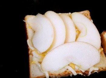 step4: 再將蘋果切薄片鋪滿在吐司上