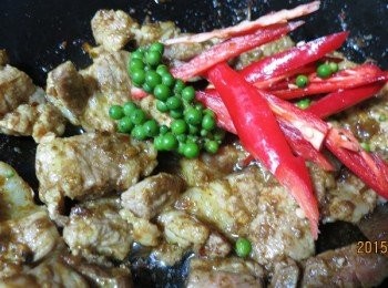 step7: 綠胡椒、紅辣椒皮下鍋