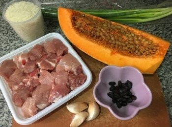 step1: 先將南瓜去皮去籽切薄片, 蔥花切粒, 蒜頭剁碎, 豆豉浸洗後瀝乾混合蒜蓉, 排骨用醃料醃約半小時或以上