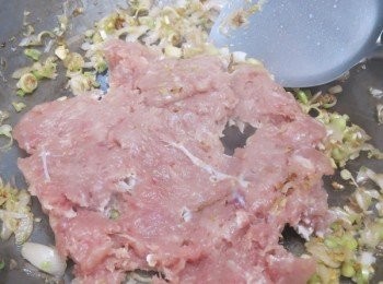 step8: － 下豬肉炒散至全熟