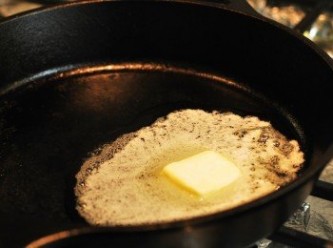 step5: 烤箱預熱已預熱400℉/200℃，在鑄鐵鍋中以小火融化無鹽奶油

※ 也可以在烤箱預熱時放進鑄鐵鍋一同加熱