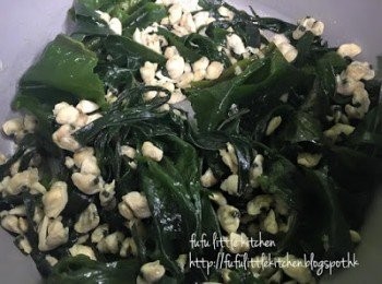 step3: 倒入蜆仔同炒，再加入1.5大碗水及少許魚湯粉。