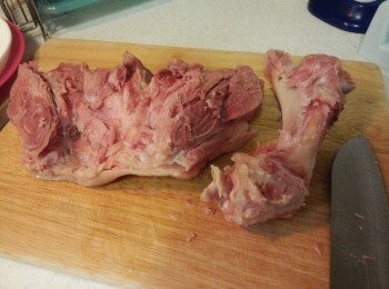 step2: 從豬手中間切一刀，然後把肉跟骨分開, 貼骨的位置用小刀輕輕切分離