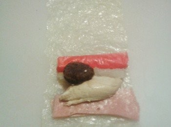 step3: 將所有材料放在腐皮上，捲好