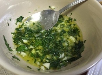 step4: 將蕃茜及薄荷葉切碎置碗中, 榨入檸檬汁及橙汁, 加入蒜蓉, 橄欖油及少許海鹽調味攪均即成