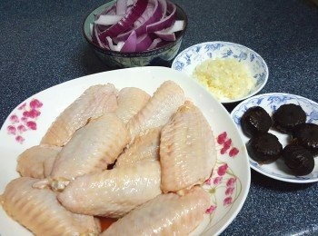 step7: 將紫洋蔥去皮洗淨，切條；獨子蒜去衣洗淨，切碎；黑蒜去衣