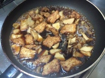 step3: 把照燒醬汁倒下去燒到稍微收汁即可