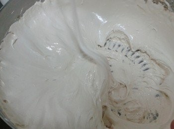 step4: 將糖漿慢慢加入步驟一已打發的蛋白內，不停用打蛋器攪拌，打約6分鐘至非常厚身