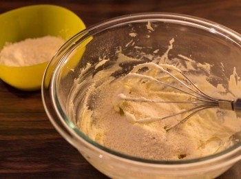 step3: 篩入杏仁粉拌勻