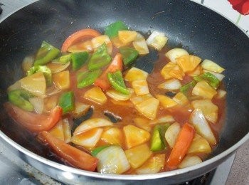 step7: 潔鑊燒熱1湯匙油， 下洋蔥/青椒爆炒一會,  下<span class="group_4">汁料</span>煮火煮滾，菠蘿兜勻試味， 用適量生粉水埋茨， 最後下番茄, 熄火