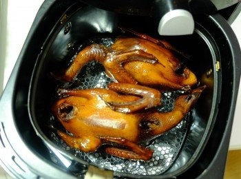 step7: 預熱焗爐180度。將乳鴿放在焗盤上，先焗鴿胸5分鐘
