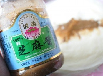 step2: 將春捲皮平鋪，塗抹一層芝麻醬