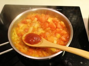 step6: 加入茄汁及水拌勻