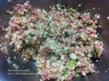 step2: 將豬肉與蓮藕粒及蔥花拌勻，用手搓成圓球。