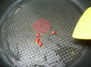 step5: 用1湯匙油起鑊,先爆香紫天椒