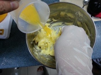 step18: 再將蛋液加入牛油中拌勻