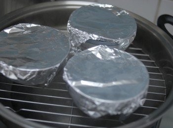 step4: 用錫紙（鋁箔紙）蓋著碗面（以防倒汗水令表面不平滑）