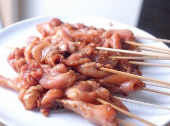 step2: 將竹籤浸在熱水5分鐘，這可防止在烤或焗時竹籤變黑。然將雞肉串起