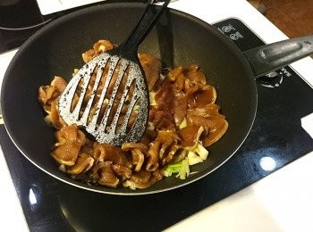 step3: 放入菲力肉排炒至變色，再放黑木耳一起翻炒。