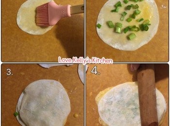 step2: 程序可以參考圖三
 - 揸上蛋醬於第一塊餃子皮，放上蔥花，又蓋上第二塊餃子皮從覆一次之前的做法，再蓋上第三塊餃子皮；
-  用木棍轆平佢；