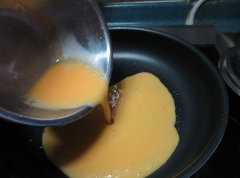 step5: 雞蛋打散,用平底鑊煎熟後切絲待用