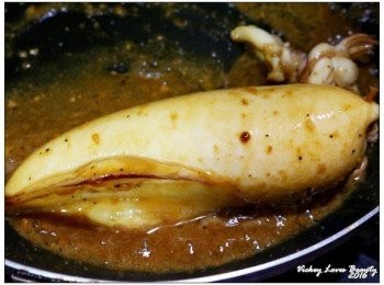 step8: 之後再倒入適量的醬油，米酒煨煮約三分鐘，直至醬汁濃稠後即可起鍋