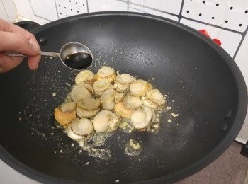 step3: 跟著下帆立貝煎至兩面微黃, 下美極兜炒