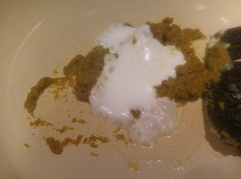 step3: 先用少少油炒香咖哩後加一湯匙椰奶炒混。