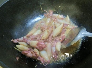 step3: 下小卷.快速拌炒.鍋邊淋上醬油.加入少許糖拌炒.依喜好加入辣椒.蔥花