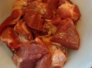 step2: 冬菇瀝乾，切去冬菇掟。腩排用少許生粉，半湯匙生抽，少許糖拌勻醃半小時。蠔豉浸5分鐘備用。