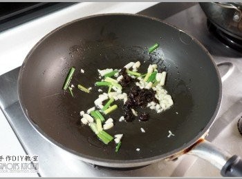 step3: 2.起油鍋，爆香蒜末、蔥段白、豆豉醬。