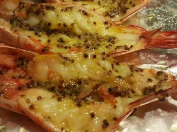 step2: 預熱焗爐->較烤(grill)->放上焗爐較高位置->3,4分鐘就熄火取出->再灑上多一點Olive oil
preheat oven->turn to grill->place the prawn on the higher position -> grill for 3 to 4mins-> remove the prawn from the oven->sprinkle extra olive oil