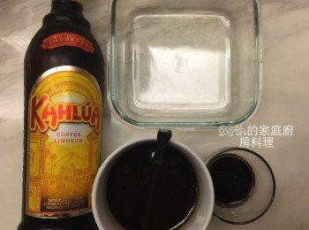 step4: 準備1大杯即溶黑咖啡，加入卡魯哇酒調勻，將蛋糕泡在咖啡酒裡