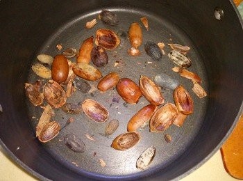 step2: 把豬仔笠及蜜棗洗淨，放進煲內，然後以五碗水煲成一碗水。