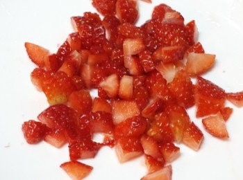 step1: 士多啤梨洗淨，切小粒備用。