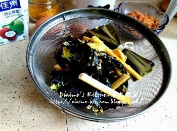 step8: 將Salam葉 , 斑蘭葉 , 香茅 , 南薑片盛起