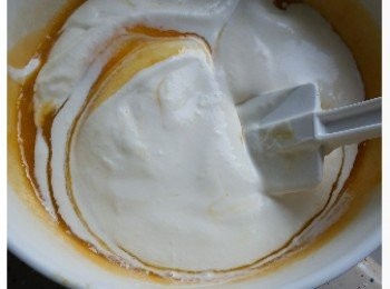 step5: 打起淡忌廉至六七成，有紋路後，加入300gm芒果蓉內輕手攪勻。