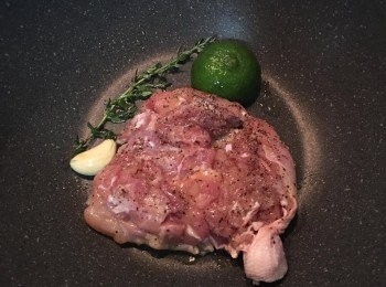 step7: 鍋子燒熱後放入少量橄欖油,將檸檬,蒜頭及百里香下鍋煎香,去骨雞腿皮朝下,煎到表皮金黃香酥,再翻面續煎到熟;