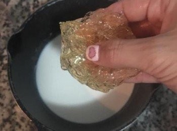 step15: 牛奶加熱到鍋邊起小泡泡,便可將泡軟的吉利丁擠乾水份後放到熱牛奶中攪拌到完全溶化.並將糖霜也拌入牛奶中到完全溶化.