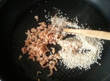 step5: 蝦米及芝麻用少許油爆香灘凍待用