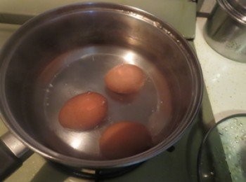 step2: 大火煮開水後，放兩塊冰下去，撈勻輕輕將蛋放入，整個煮蛋過程需不斷輕攪動蛋，可確保蛋黃在蛋的中心部位，保證切開的時候半截面是完美的形狀