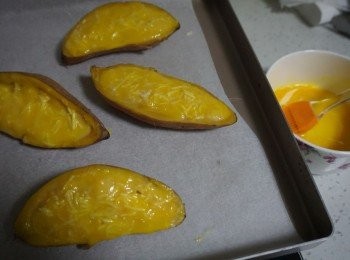 step4: 攪拌好的紅薯肉再舀入紅薯皮內，表面撒上一些芝士碎，再刷上一層蛋黃液。