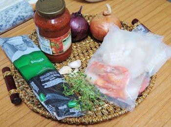 step1: 先備齊所需<span class="group_1">材料</span>如照片圖，紫洋蔥1/2個ˊ白洋蔥1/2個 切絲，蒜頭3瓣切薄片備用。新鮮百里香3~4株(沒有可省略) 或以義式綜合香料取代。