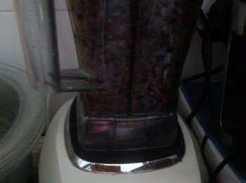 step2: 將以淋身的紅豆隔去水份,用攪拌機攪碎紅豆或壓碎(如想有紅豆咬口,可保留1半不要攪碎)