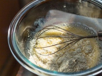 step3: 分四至五次加入乾材料拌勻，切勿過度攪拌，每加一次乾材料略拌至大部份乾粉消失就可加第二次，最後只要乾粉全部溶於漿中就可以停止攪拌